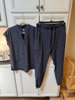 Healing Hands Camo — Women's Pewter Scrub Set